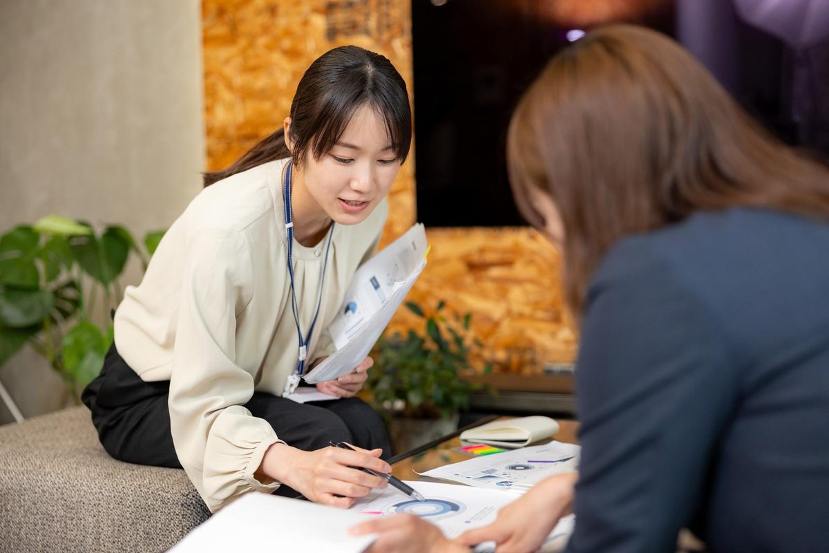 資料を見ながら相談する二人の女性